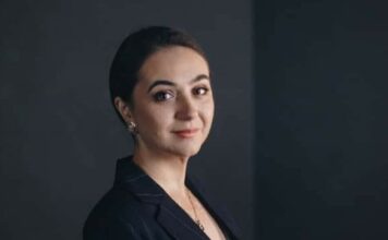 Экс-пресс-секретарь Зеленского Мендель раскритиковала его в интервью в США, в ОП назвали ее «не в себе»
