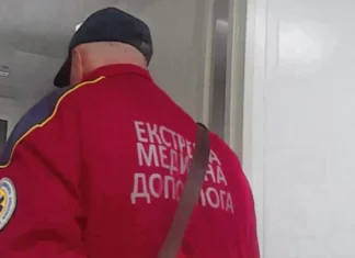 На Херсонщині поліціянти евакуювали жінку з підозрою на серцевий напад