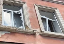 Російські війська дроном атакували медзаклад у середмісті Херсона