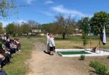На Херсонщині відкрили меморіал родинам зниклих безвісти та полонених захисників України
