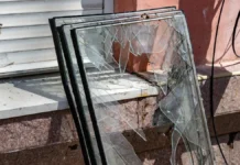 Внаслідок обстрілу Дніпровського району Херсона поранені двоє людей