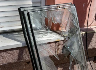 Внаслідок обстрілу Дніпровського району Херсона поранені двоє людей