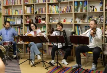 Під звуки музики та обстрілів. Як херсонці танцювали та спілкувалися в укритті