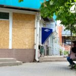 Херсон дивиться на світ зашитими вікнами (фото)