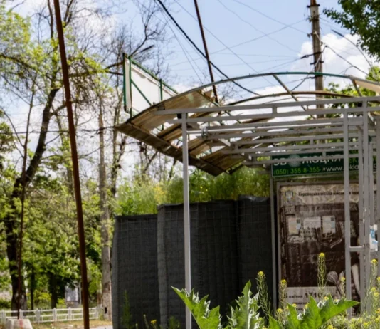 Війська РФ атакували зупинку у Херсоні, поранена людина