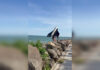 В Одессе мужчина выловил российский дрон из моря голыми руками (видео)
