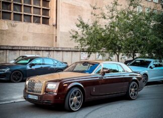 Один из 500: в Киеве заметили эксклюзивный Rolls-Royce 2000-х (фото)