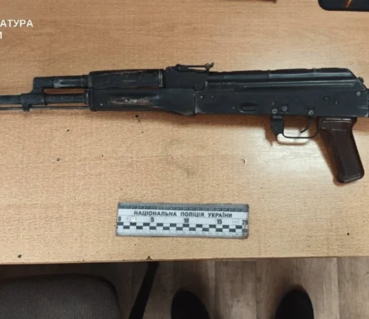 На Херсонщині жінка намагалася продати автомат і боєприпаси, знайдені у 2022 році