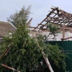 Російські військові обстріляли житлові квартали Корабельного району Херсона. ФОТО