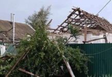 Російські військові обстріляли житлові квартали Корабельного району Херсона. ФОТО