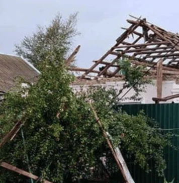Російські військові обстріляли житлові квартали Корабельного району Херсона. ФОТО