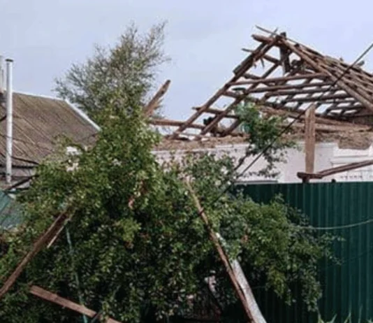 Російські військові обстріляли житлові квартали Корабельного району Херсона. ФОТО