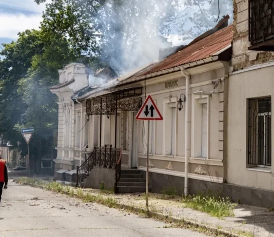 Через російські обстріли на Херсонщині пошкоджені молитовний будинок, сонячна електростанція й горіло поле