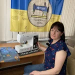Херсонська вчителька разом з учнями виготовляє адаптивний одяг та обереги для захисників