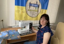 Херсонська вчителька разом з учнями виготовляє адаптивний одяг та обереги для захисників