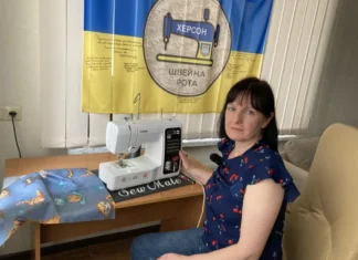Херсонська вчителька разом з учнями виготовляє адаптивний одяг та обереги для захисників