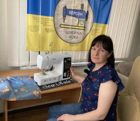 Херсонська вчителька разом з учнями виготовляє адаптивний одяг та обереги для захисників