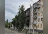 Херсонець показав згорілу після російських обстрілів багатоповерхівку у Дніпровському районі міста