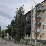 Херсонець показав згорілу після російських обстрілів багатоповерхівку у Дніпровському районі міста