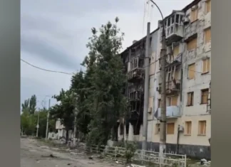 Херсонець показав згорілу після російських обстрілів багатоповерхівку у Дніпровському районі міста