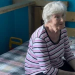 “Не хотіла взагалі їхати з дому”. Переселенка з Херсона живе у прихистку на Буковині