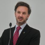 Спикер МИД призвал не политизировать вопрос логистики президента Украины