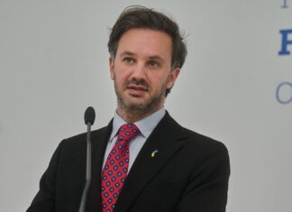 Спикер МИД призвал не политизировать вопрос логистики президента Украины