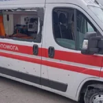 Показали момент влучання російського дрона в карету «швидкої» у Херсоні. ВІДЕО