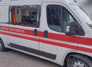 Показали момент влучання російського дрона в карету «швидкої» у Херсоні. ВІДЕО