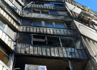 У Херсоні через атаку безпілотника загорілися квартири в багатоповерхівці. ФОТО