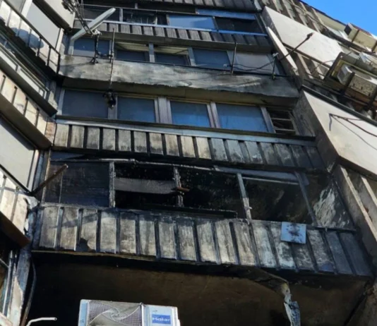 У Херсоні через атаку безпілотника загорілися квартири в багатоповерхівці. ФОТО