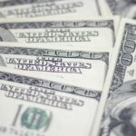 Продавцы удерживают валюту: почему доллар продолжает расти в Украине