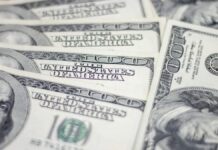 Продавцы удерживают валюту: почему доллар продолжает расти в Украине