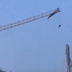 Завис на высоте 60 метров: в Китае парапланерист зацепился за строительный кран