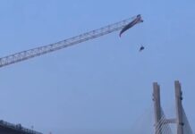 Завис на высоте 60 метров: в Китае парапланерист зацепился за строительный кран