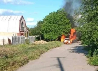 Армія РФ атакували передмістя Херсона, пошкоджені будинки та автівка. ФОТО