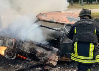 Який вигляд має автівка, по якій вдарили окупаційні війська у Херсоні. ФОТО