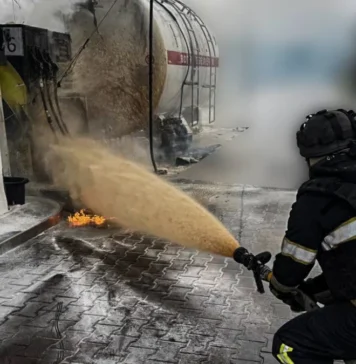 Війська РФ завдали удару по АЗС у Херсоні, поранений працівник