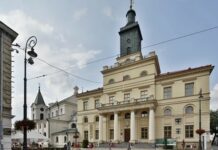 Со здания люблинской ратуши сняли украинский флаг – СМИ