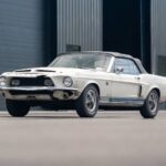 Ржавый 58-летний Ford Mustang после ДТП ушел с молотка по цене нового Maybach (фото)