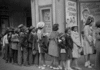«Мальчик с iPad» на снимке 1941 года взбудоражил интернет: что на самом деле было у него в руках