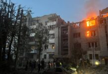 Во Львове разрушения и пожар после российских ударов: повреждены жилые дома (фото, видео)