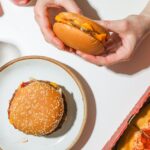 Как в ресторане: три рецепта вкусных бургеров от украинских звезд (видео)