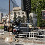 Який вигляд має автівка, яку атакував російський дрон у середмісті Херсона. ФОТО