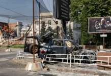 Який вигляд має автівка, яку атакував російський дрон у середмісті Херсона. ФОТО