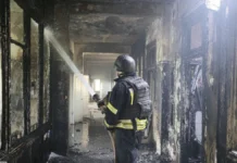 Зруйновані палати, вибиті вікна та пожежа: наслідки обстрілу лікарні у Херсоні. ВІДЕО. ФОТО