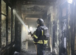 Зруйновані палати, вибиті вікна та пожежа: наслідки обстрілу лікарні у Херсоні. ВІДЕО. ФОТО