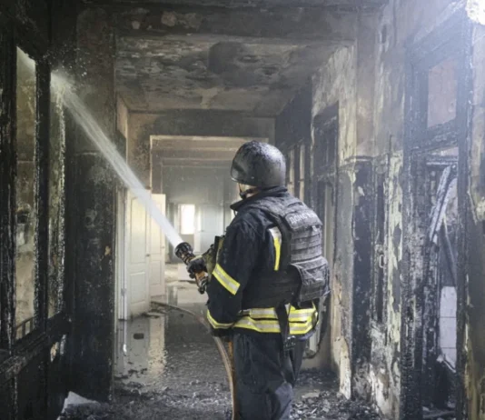 Зруйновані палати, вибиті вікна та пожежа: наслідки обстрілу лікарні у Херсоні. ВІДЕО. ФОТО
