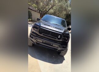 Дуэйн «Скала» Джонсон похвастался навороченным пикапом Shelby (видео)