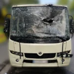 Російські військові скинули вибухівку з безпілотника на маршрутний автобус у Херсоні